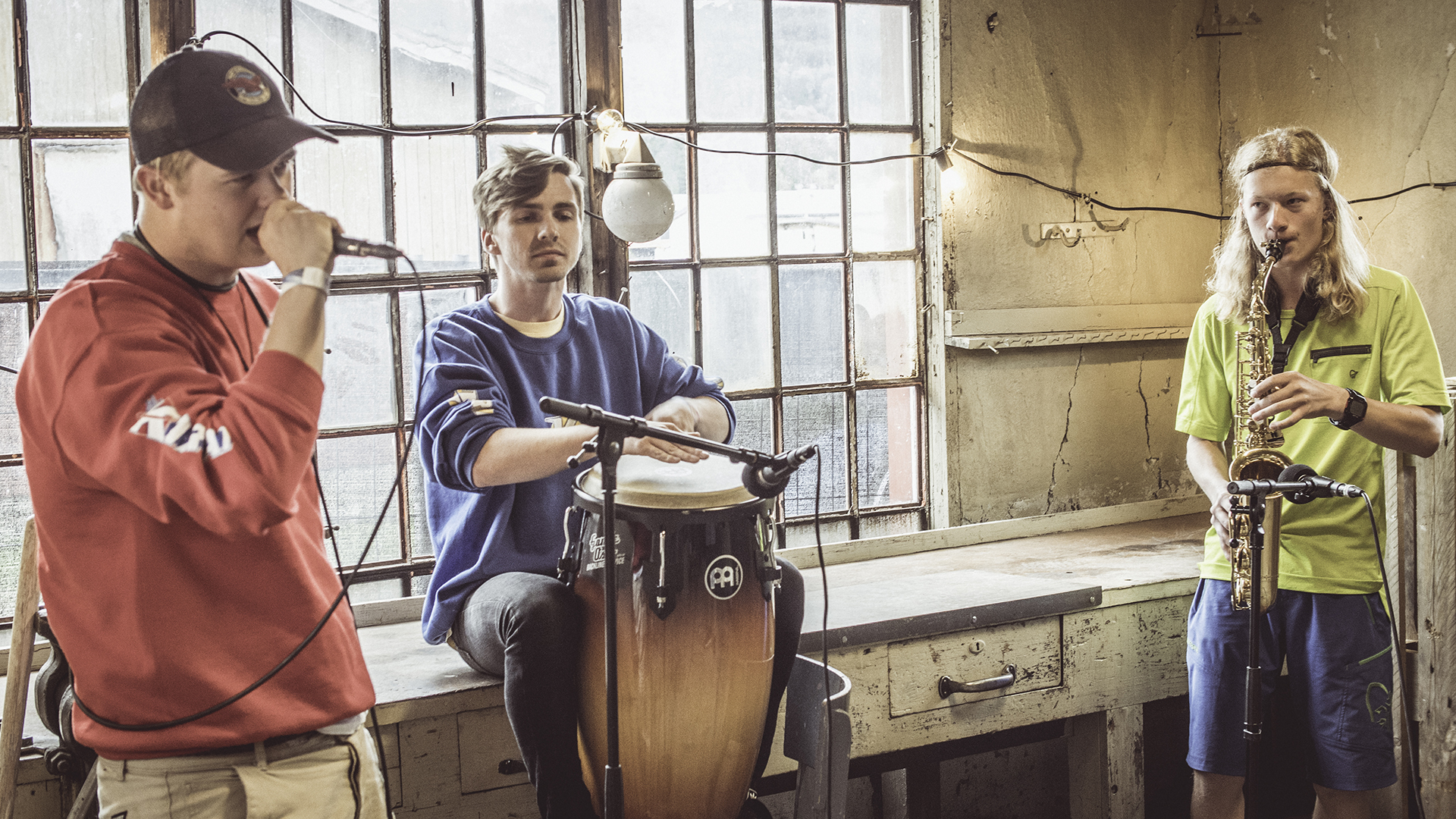 Kjartan Lauritzen, Gudmund Guren og Ole-Kristian Jøranli Rudberg jazzer i den gamle lokstallen på Dokka. Foto: Jonas Jeremiassen Tomter 