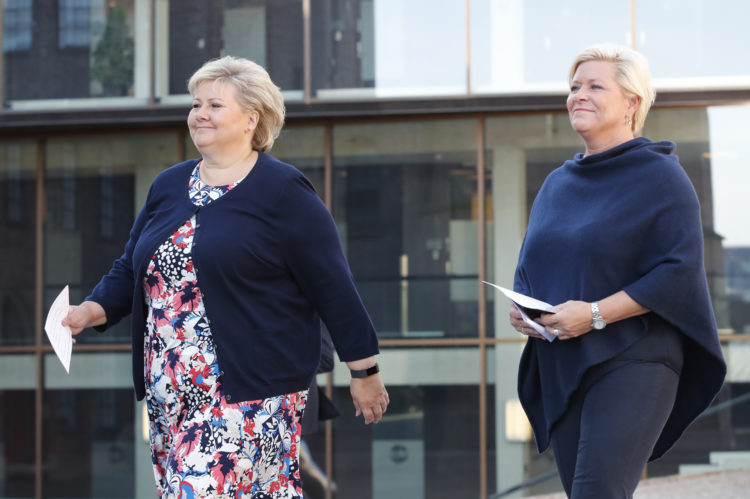 Oslo  20170823. Statsminister Erna Solberg (t.v.) og finansminister Siv Jensen møter pressen før regjeringens budsjettkonferanse onsdag morgen. Foto: Cornelius Poppe / NTB scanpix