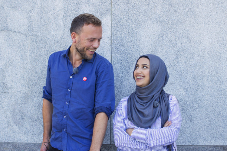 Faten Mahdi Al-Hussaini og SVs Audun Lysbakken. FOTO: NRK/Christian Breidlid