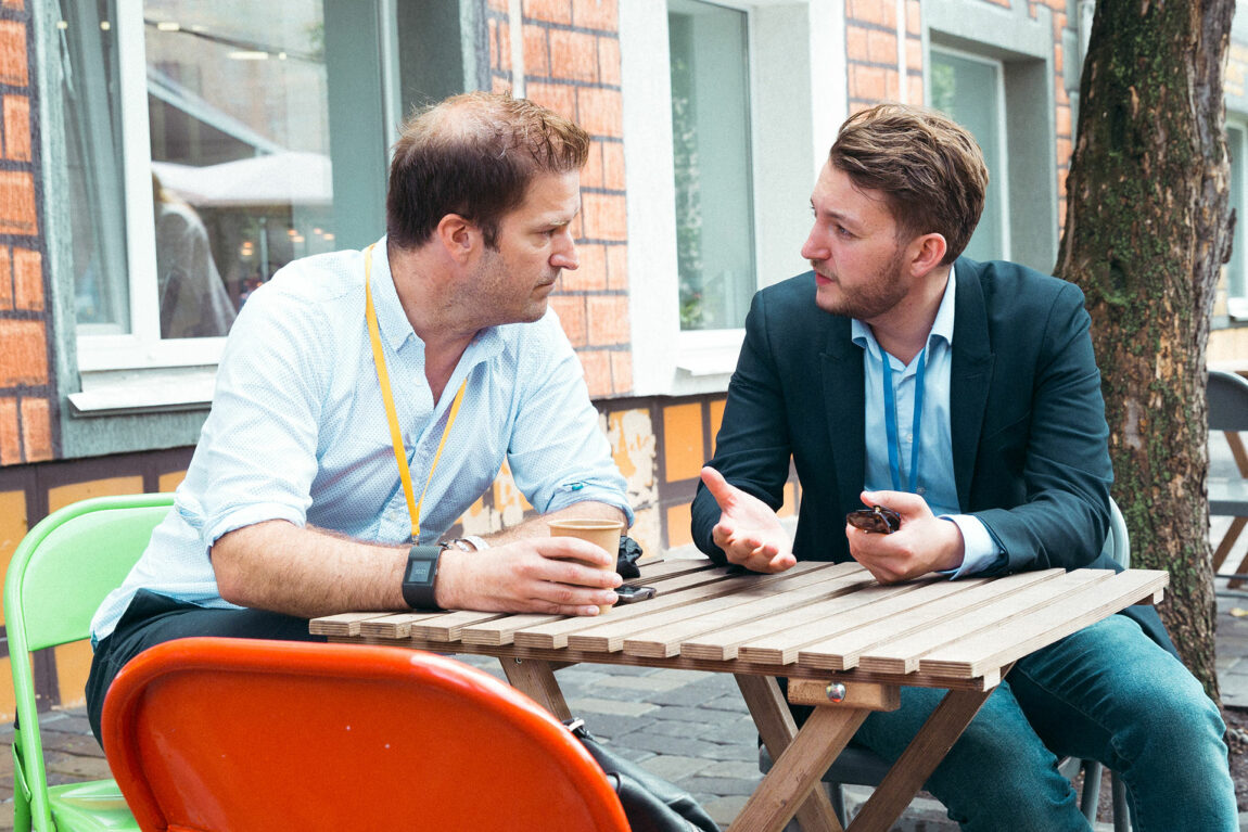 Jørgen er flink til å overbevise og inspirere. Her er han sammen med Paul White, som han overtalte til å reise fra Norge til Ukraina for å være DJ på arrangementet. Paul og Jørgen møttes på teknologifestivalen Katapult Future Fest, som inspirerte Jørgen til å skape noe eget. Foto: Trym Gulla Dyrnes, NRK P3