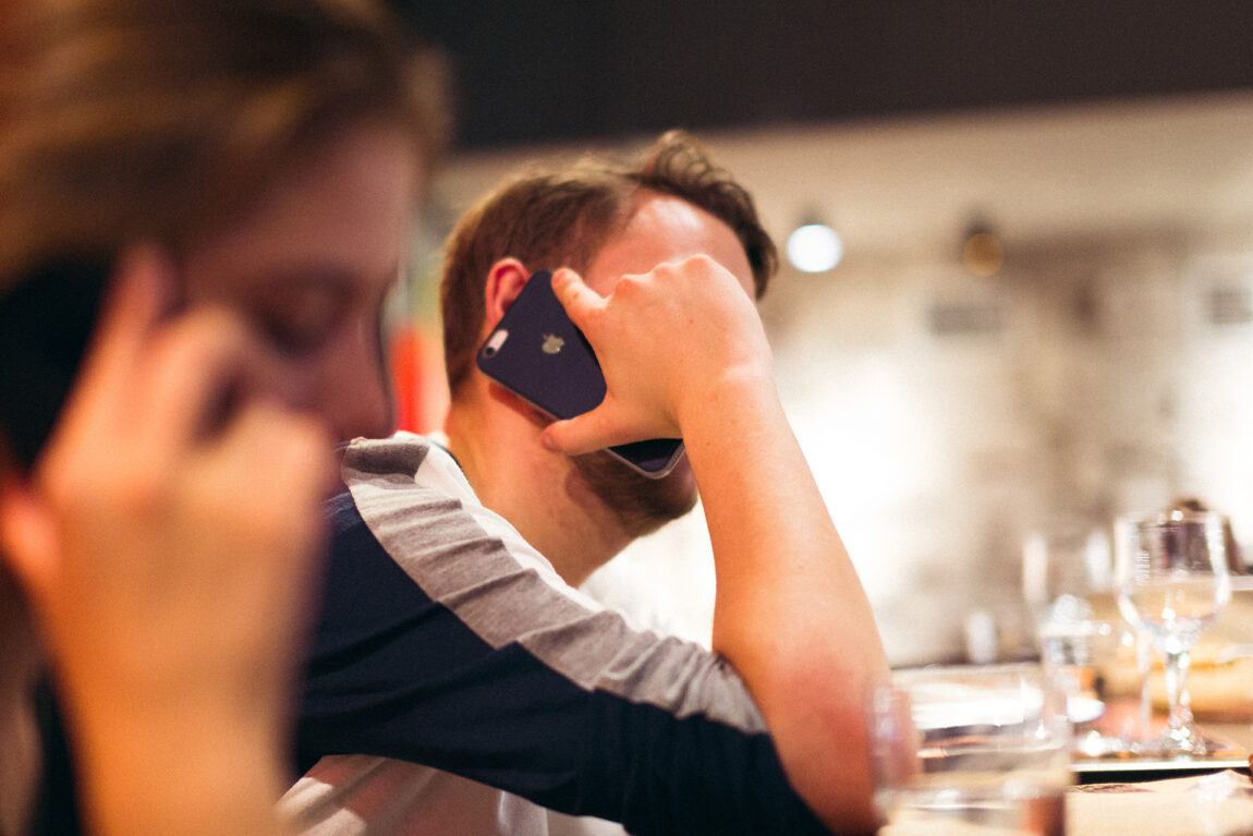 Jørgen må ta mange ubehagelige telefoner for å skaffe alle pengene som trengs. Foto: Trym Gulla Dyrnes, NRK P3