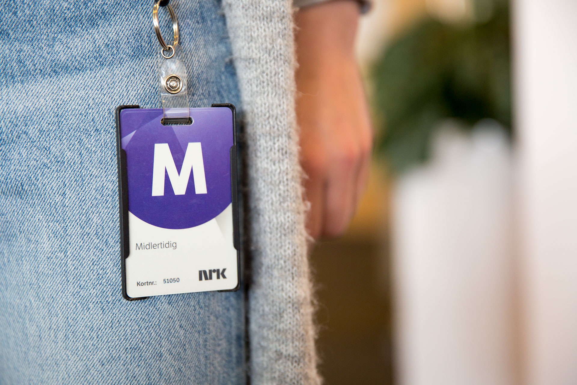 Alle vikarer i NRK får utdelt det berømte M-kortet. Mange av dem får aldri et ansattkort med bilde - altså fast ansettelse. Foto: Nora Brønseth, NRK P3