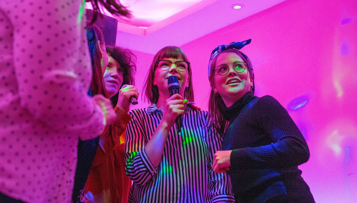 Cecilie med venninnene sine på karaokebaren Syng i Oslo. Foto: Xueqi Pang/NRK