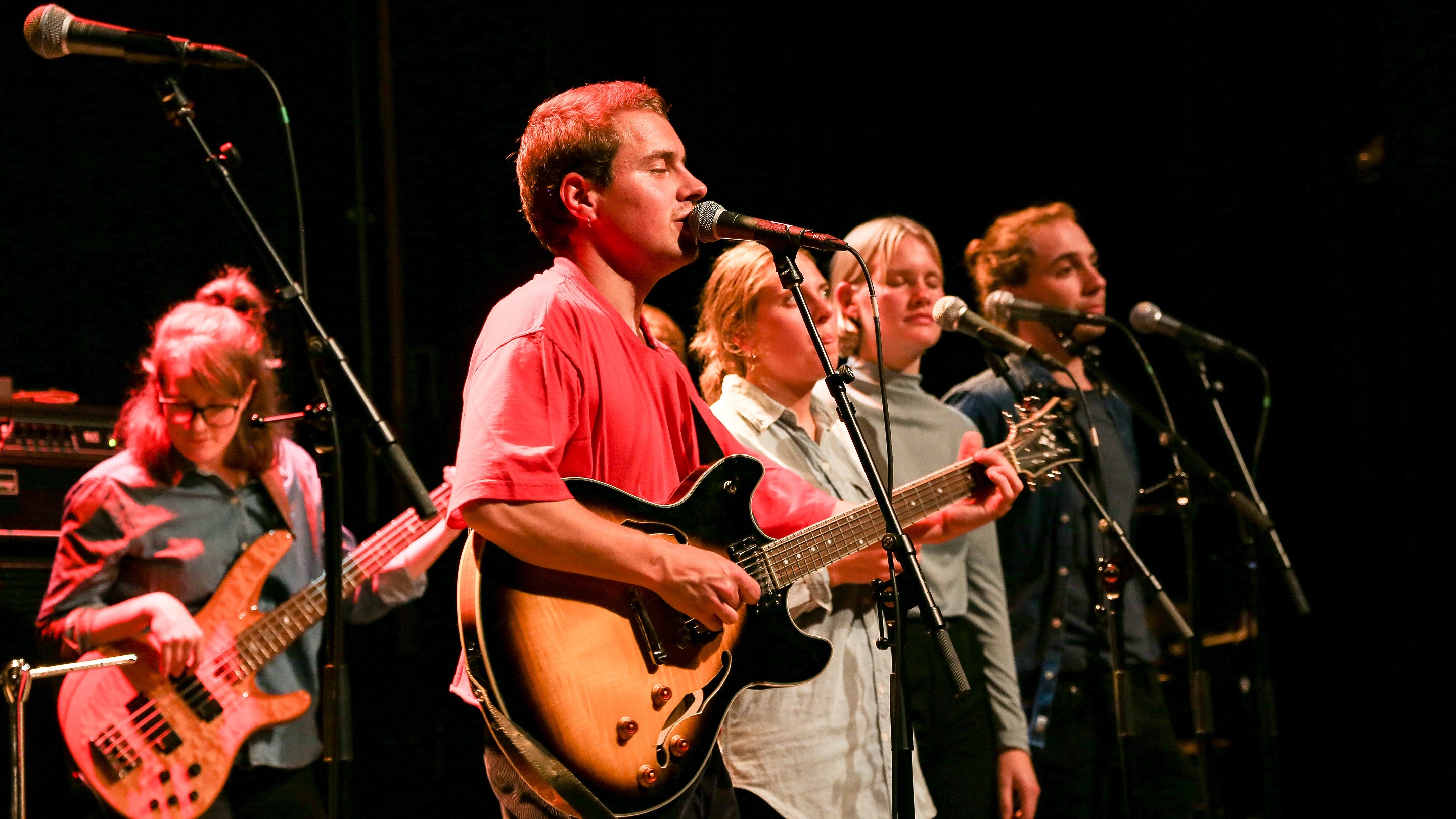 Emil sammen med De Psykt Gode Vennene på Cosmopolite i Oslo. Foto: Angelica Hovland/NRK