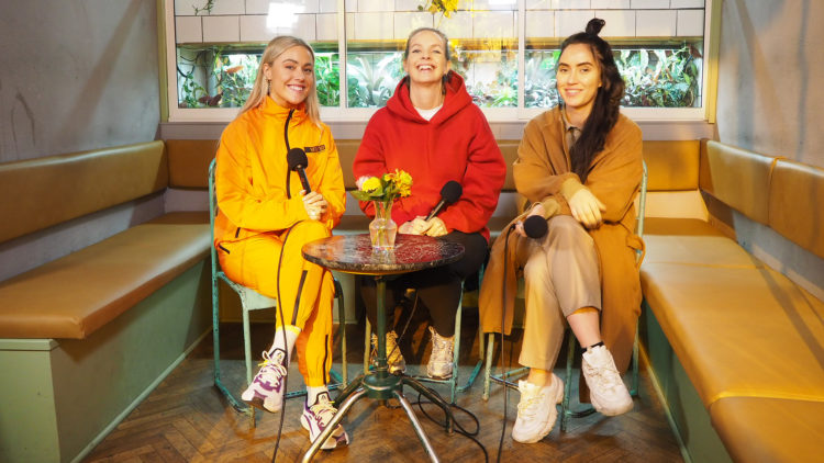 TOLKER BILLIE EILISH: Christine Dancke med Julie Bergan og Ingrid Helene Håvik. Foto: Anna Kristine Valderhaug, Vrang/NRK P3