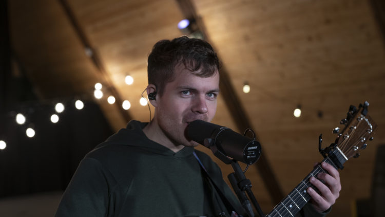 SANGSTRUPE: Kristian Kristensen leverer på Christines lukuslive. Foto: Karoline Finnema, Vrang / NRK P3