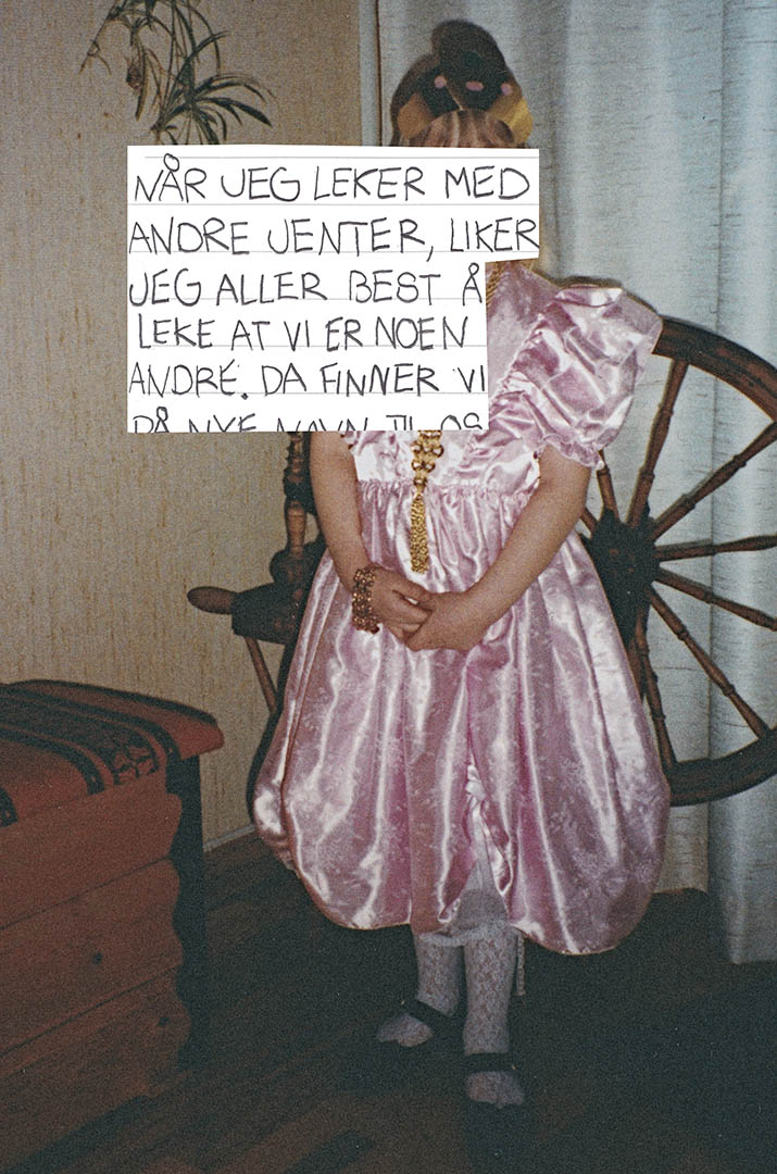 Bilde fra fotoalbum med teksten: Når jeg leker med andre jenter, liker jeg aller best å leke at vi er noen andre.