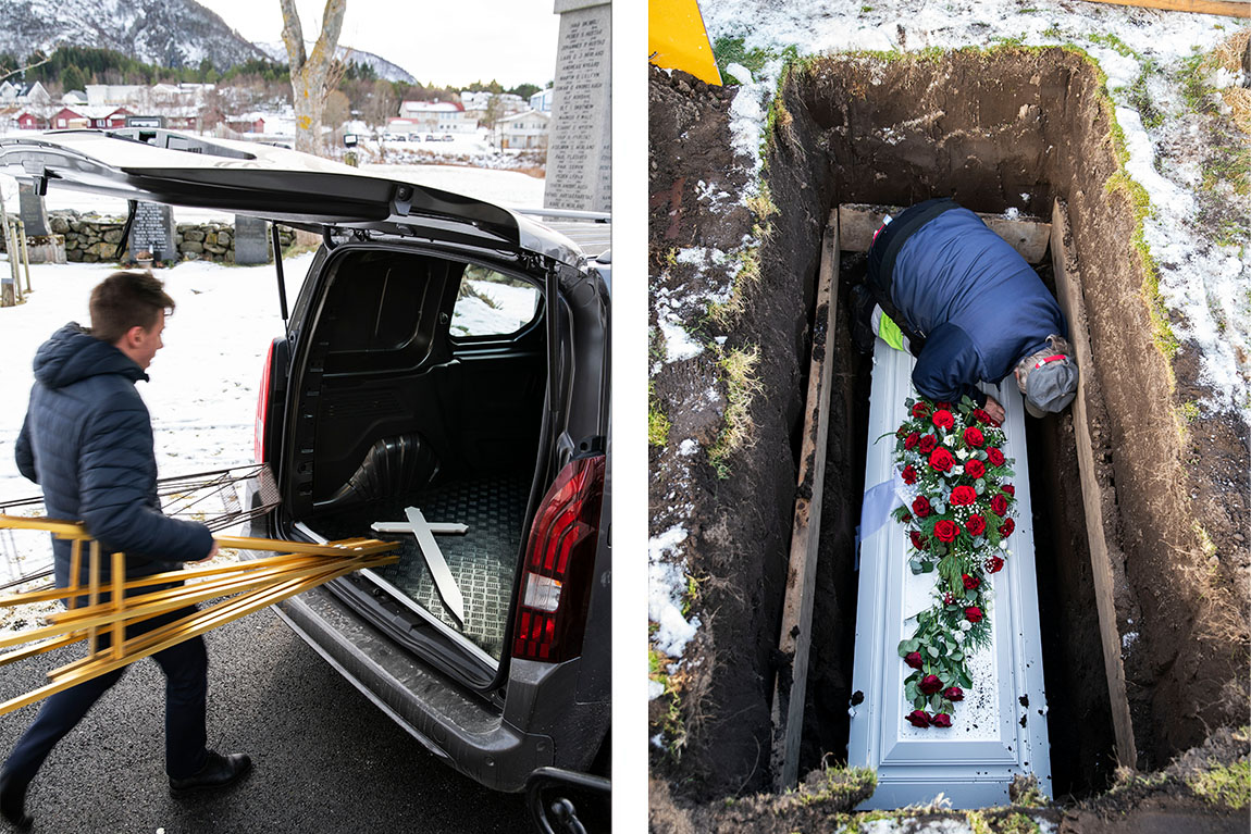 Kristian iført mørkeblå boblejakke beveger seg fra venstremed stativer i begge hender. Til høyre står bilen med åpen bakdør. Bagasjerommet er tomt. Til høyre ligger en hvit kiste senket helt ned i jorda. På toppen av den ligger en kirkearbeidet og bøyer seg ned.