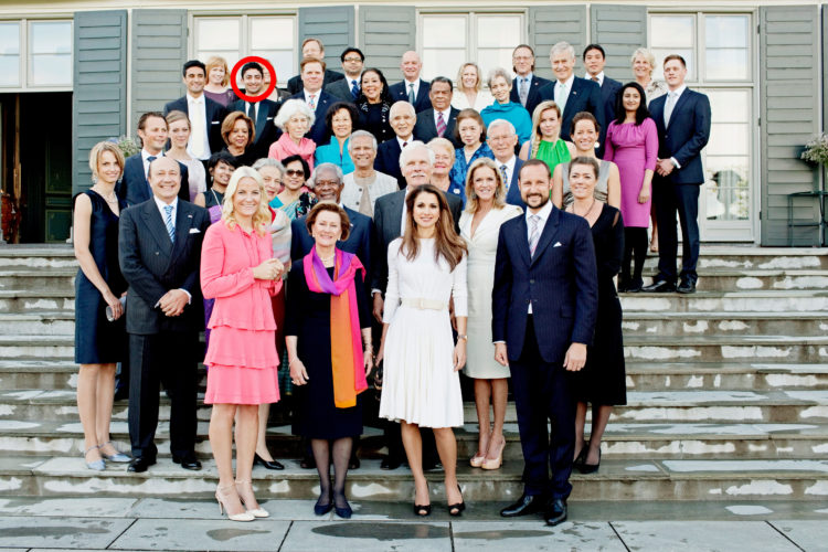 Bildet viser et stort gruppebilde, der den norske kongefamilien står lengst framme, og på bakerste rekke står Waleed Ahmed. 