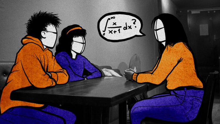 Illustrasjon: Her sitter tre studenter sammen og diskuterer eksamensoppgaver i plenum. Her spør ene studentene om svaret på en ligningsformel. 
