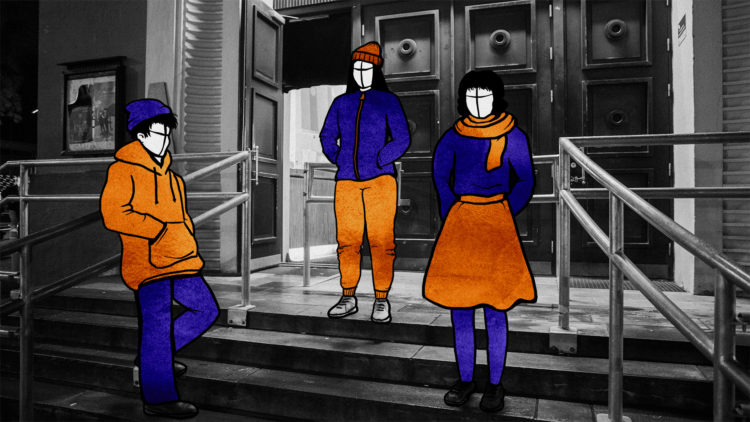 Illustrasjon: Her er tre studenter, kledd i høstklær som lue, skjerf og tykkere jakker, plassert ved hovedinngangen til Studentersamfunnet i Trondheim. 