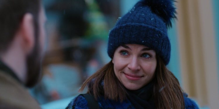Ida Elise Broch har på seg en mørkeblå vinterlue og smiler til en mann.