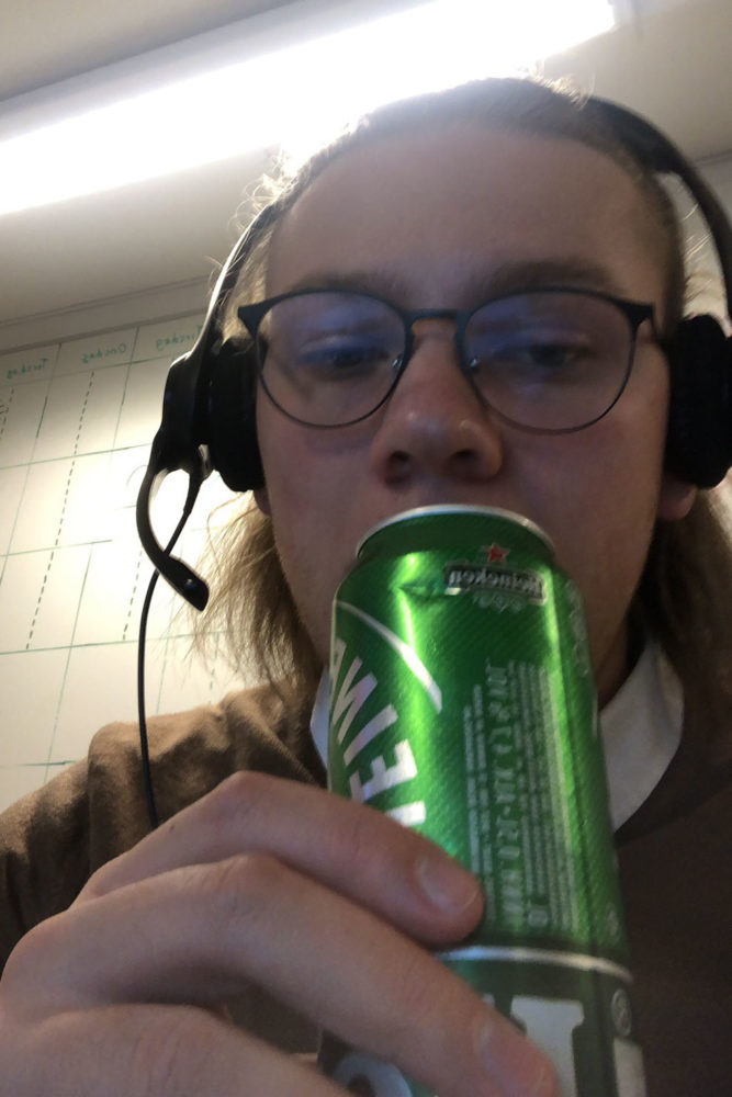 Ein litt uklar selfie av Markus med store runde briller og eit headset med mikrofon. Han held opp ein øl mot ansiktet. 