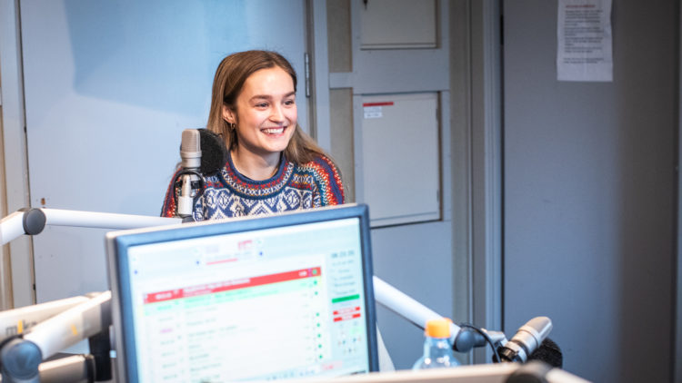 I radiostudioet til P3Morgen sitter Helene, iført en klassisk rød, hvit og blå Marius-genser, og smiler bredt.