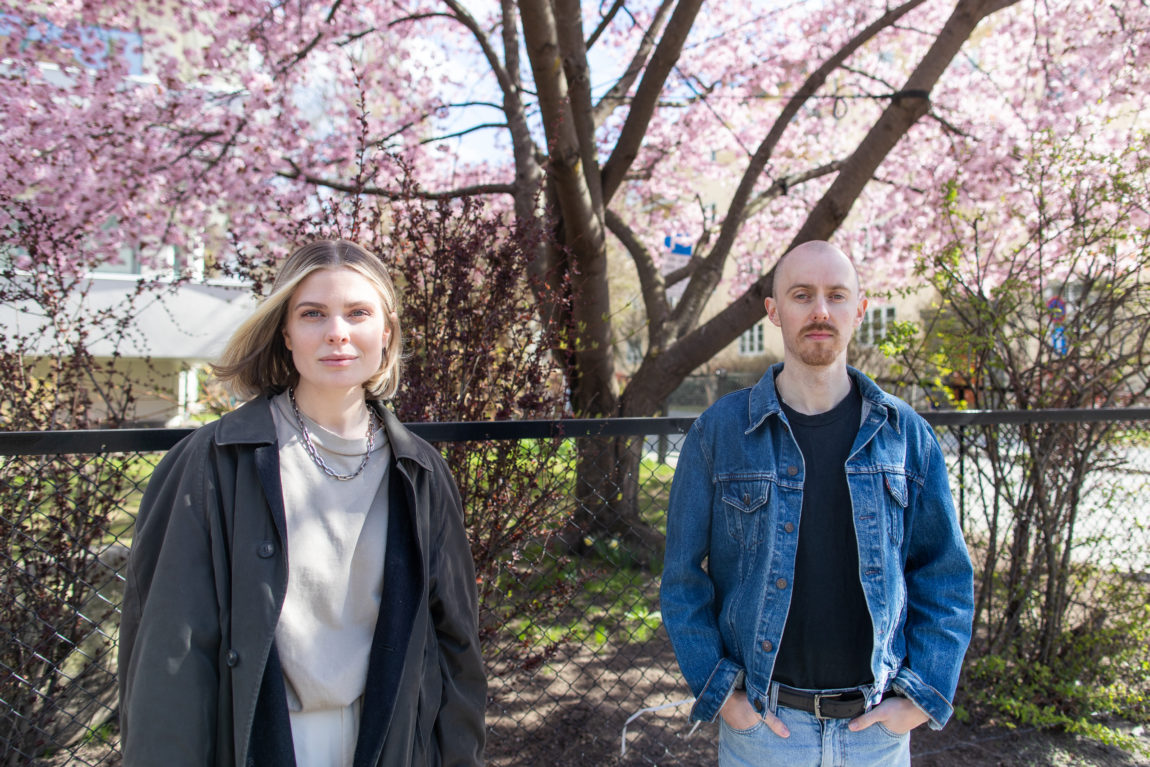 Helene og Johan i Ponette står under et blomstrende kirsebærtre. De ser begge rett i kamera. Helene har på seg en beige genser og har en sort frakk over, Johan står med hendene i lomma på den lyseblå dongeribuksa, han har mørk blå dongerijakke på.