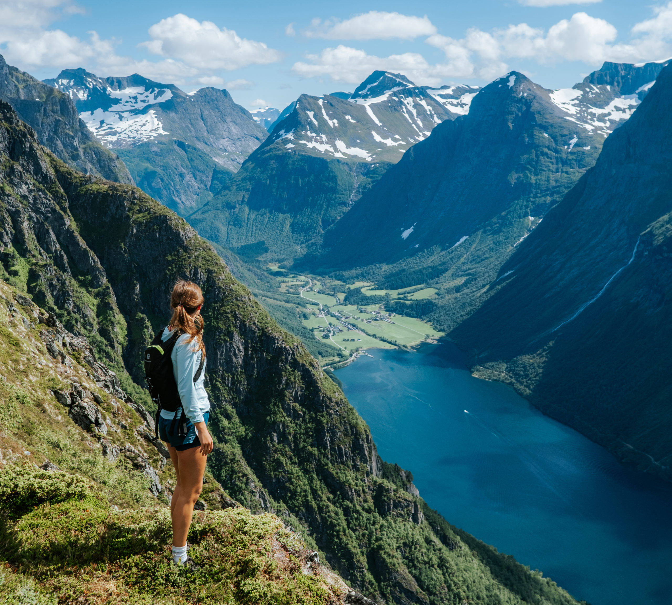 På fjellsiden av Sunnmøre, hundrevis av meter over sjøen, kikker Helene ned mot en frodig bygd, dypt inne i dalen. Med ryggsekken på, står hun rett opp og ned stirrer mot neste destinasjon.