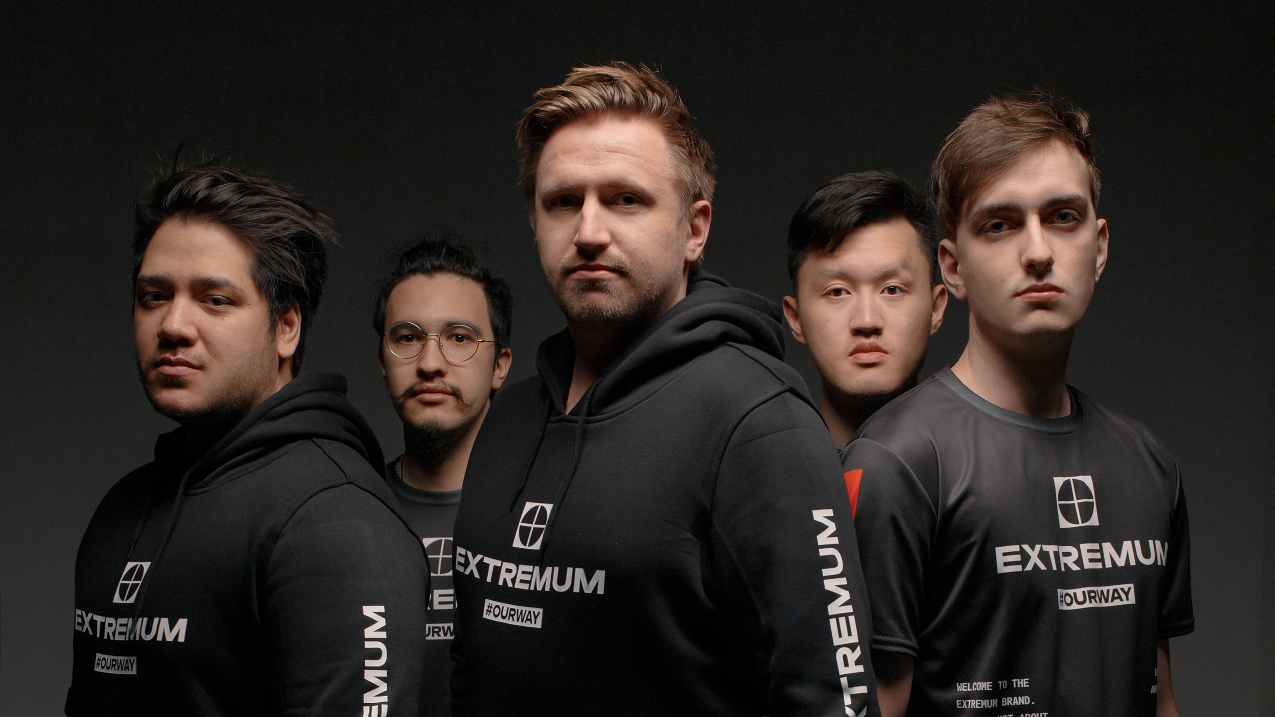 Et bilde av Joakim Myrbostad som står og poserer sammen med lagkameratene sine i CS-laget Extremum