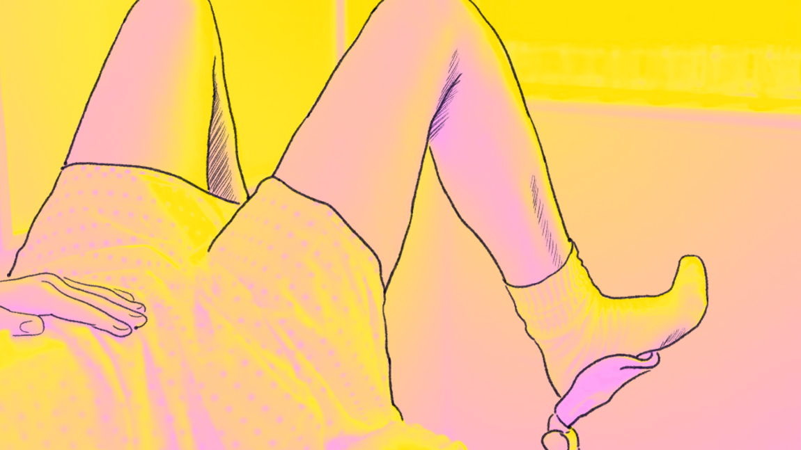 Tegning av en kvinne som ligger i en gynekologstol. Du ser en hånd hvile på magen og to ben som stikker ut under en kjortel. Beina er plassert på støttene til gynekologstolen og kvinnen har bare ben med sokker på. 