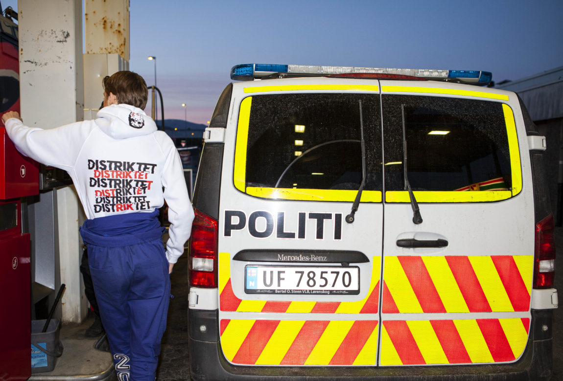 Ein politibil har køyrt opp på nabopumpa på bensinstasjonen.