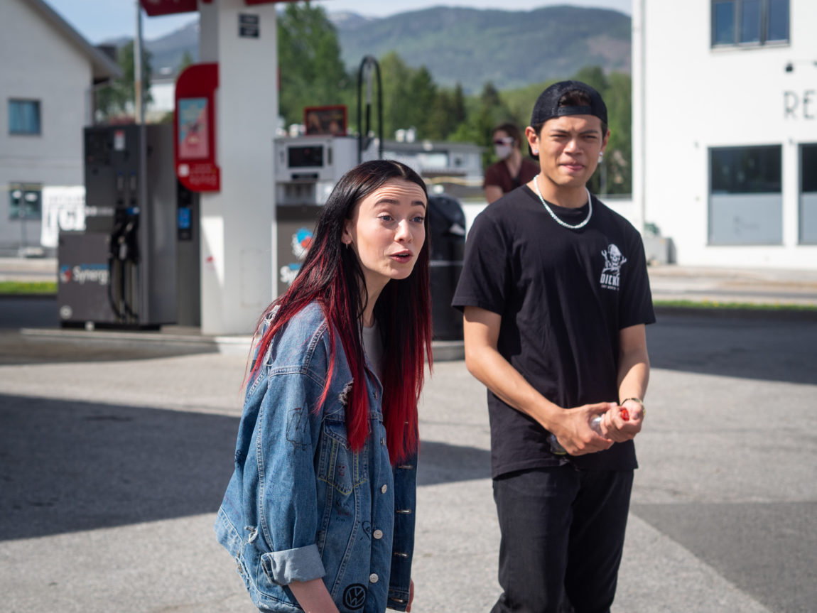 Et bilde av «Kim» (Matthew Santos) og Maja Christiansen (25), som spiller «Hege» i serien. De står på en bensinstasjon