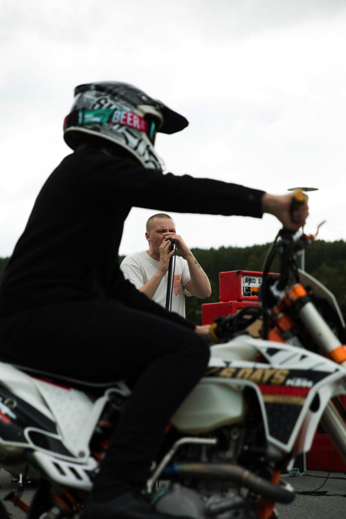 Vokalist Markus Danjord syng medan ein motorsykkel passerer framfor han.
