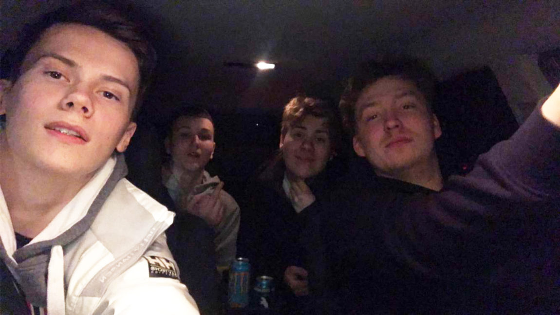 Her har vi en mørk og pikselert selfie, tydelig tatt fra innsiden på en bil. I bildet sitter fire unge gutter og stirrer smilende inn i kamera. Best beskrevet som guttastemning på rånetur.