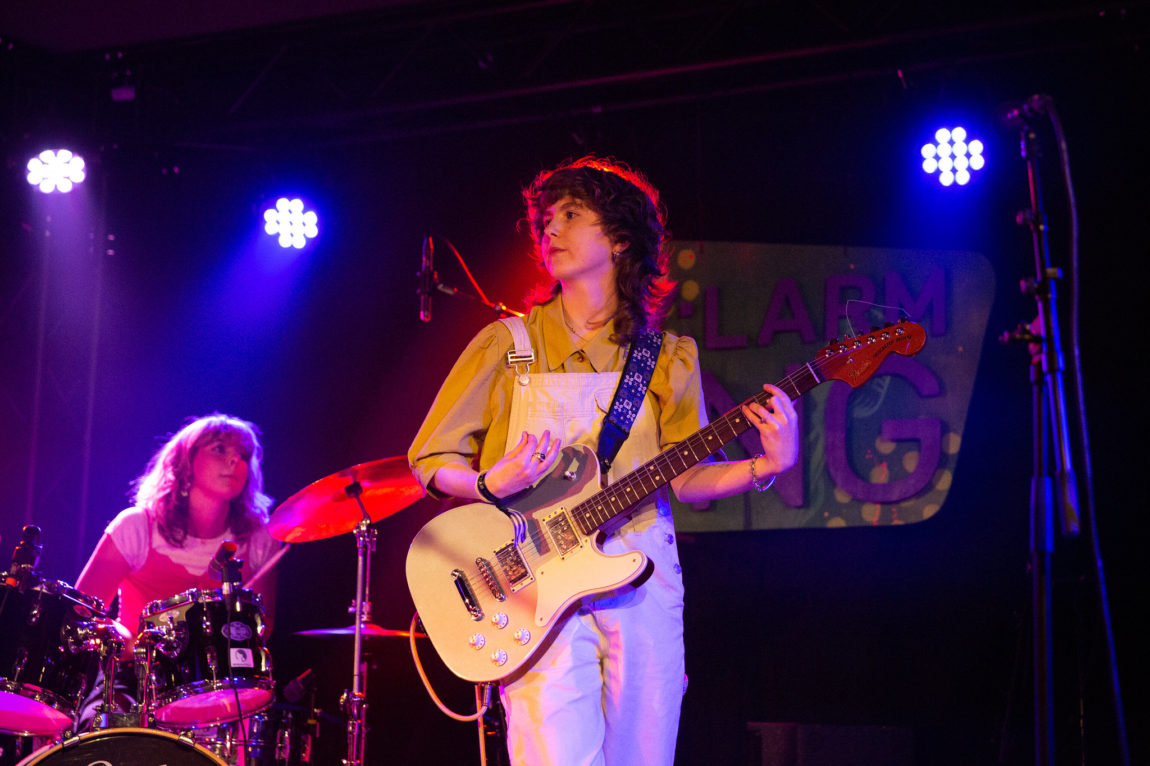 Et bilde av gitarist og trommis i Veps på scenen under Bylarm