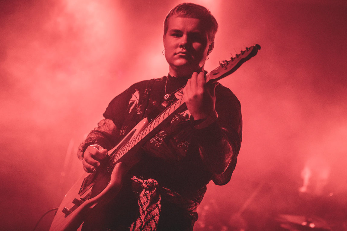 Nagirčalmmiid live på scenen. Han holder en gitar