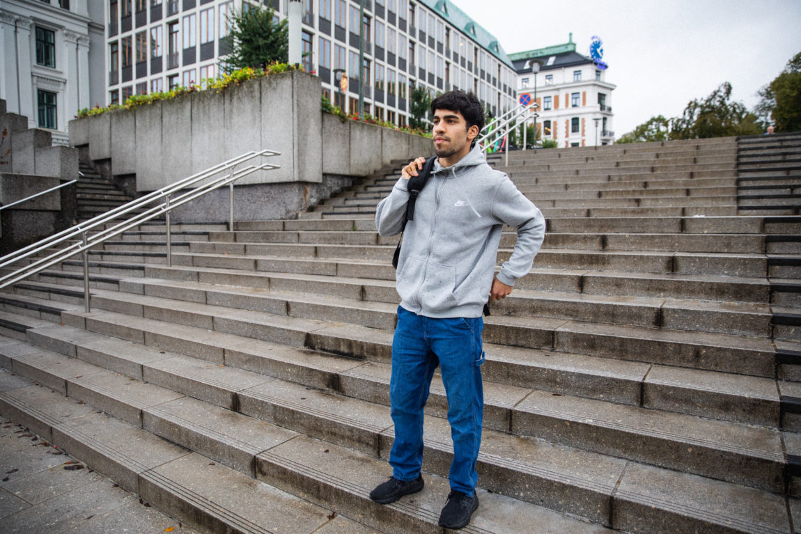På trappene utenfor Nationaltheatret, iført et par knallblå jeans, svarte sko og en grå Nike-hoodie, trer Belal på seg sekken og ser fremover mot en nytt kapittel i livet.  