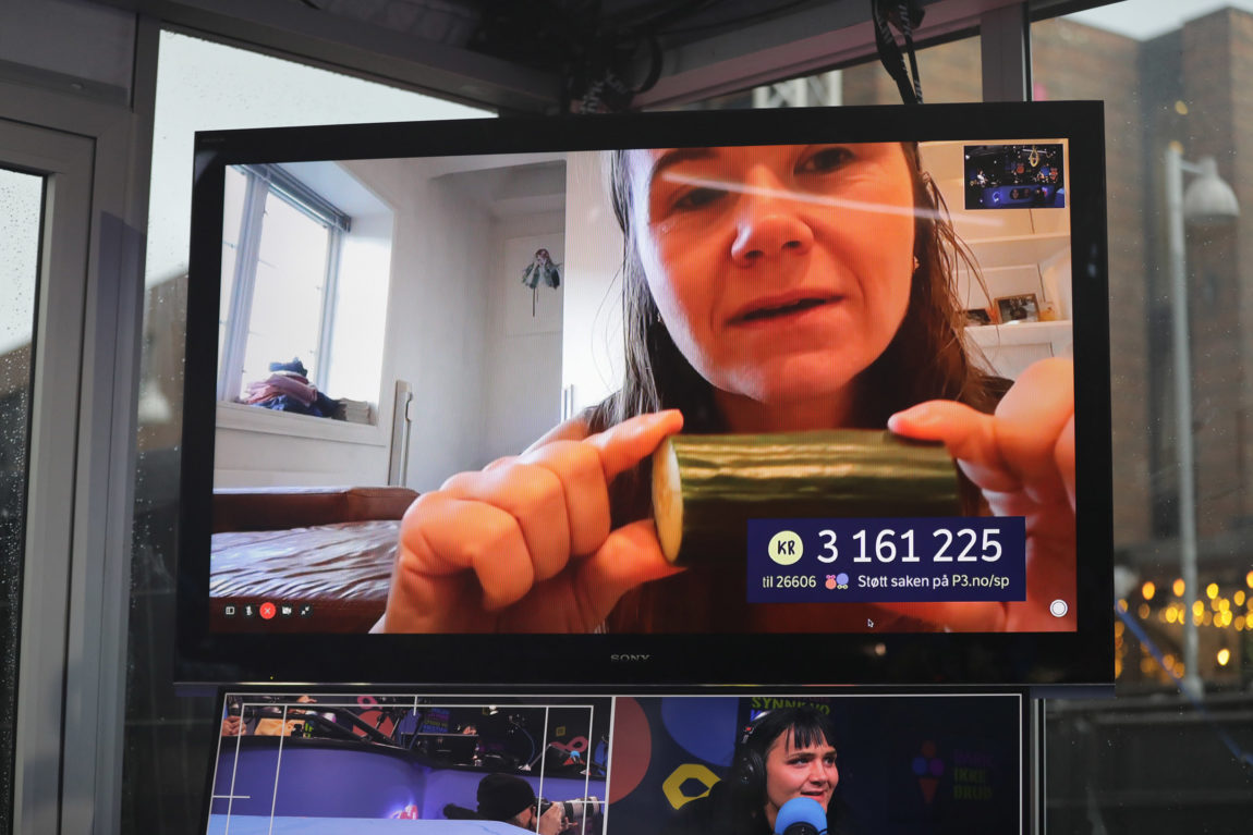 Et bilde av Live som viser frem en agurk via webcam