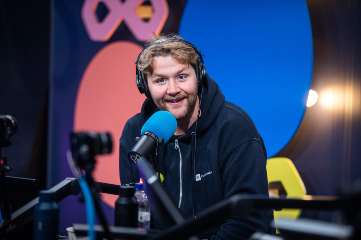 Martin ser jovial og blid ut. Han sitter i studio på Solsiden, foran mikrofonen.