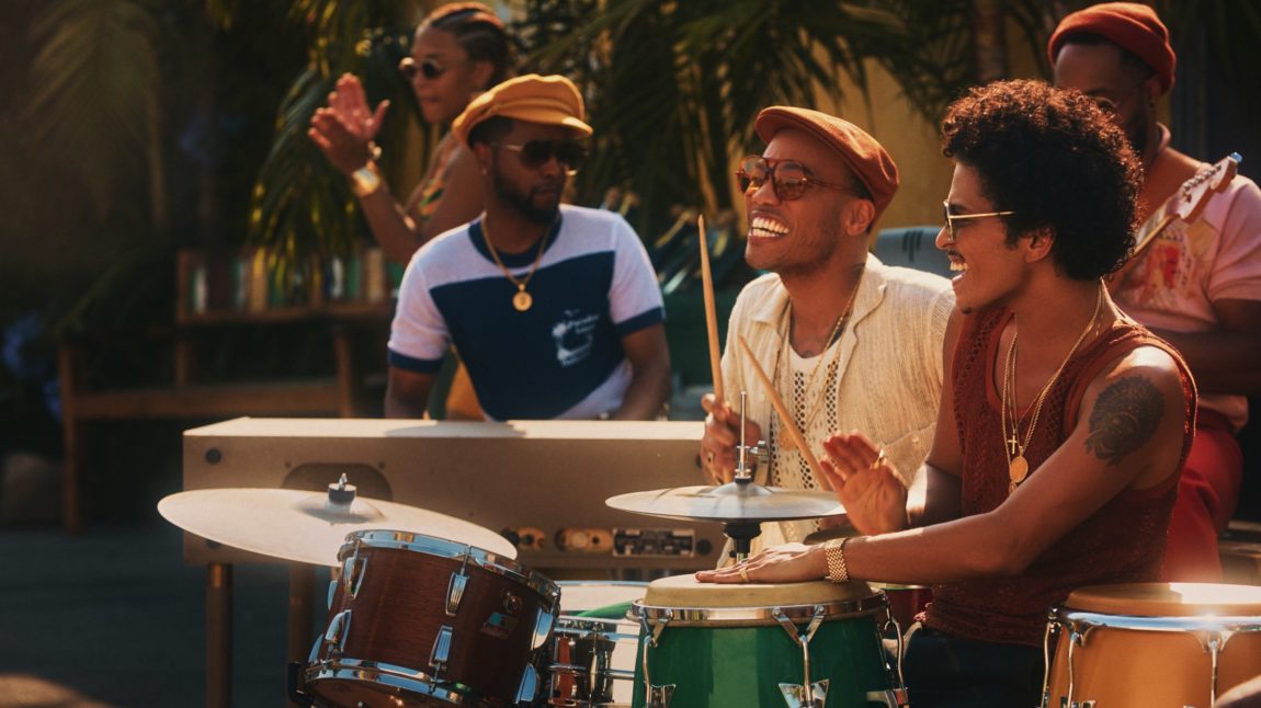 Anderson Paak spiller trommer mens Bruno Mars spiller bongotrommer.