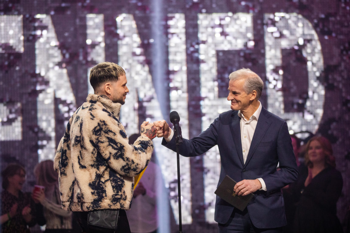 Stig Roar Haugen og statsminister Jonas Gahr Støre gir hverandre en "fist-bump" på "P3-Gull" scenen.