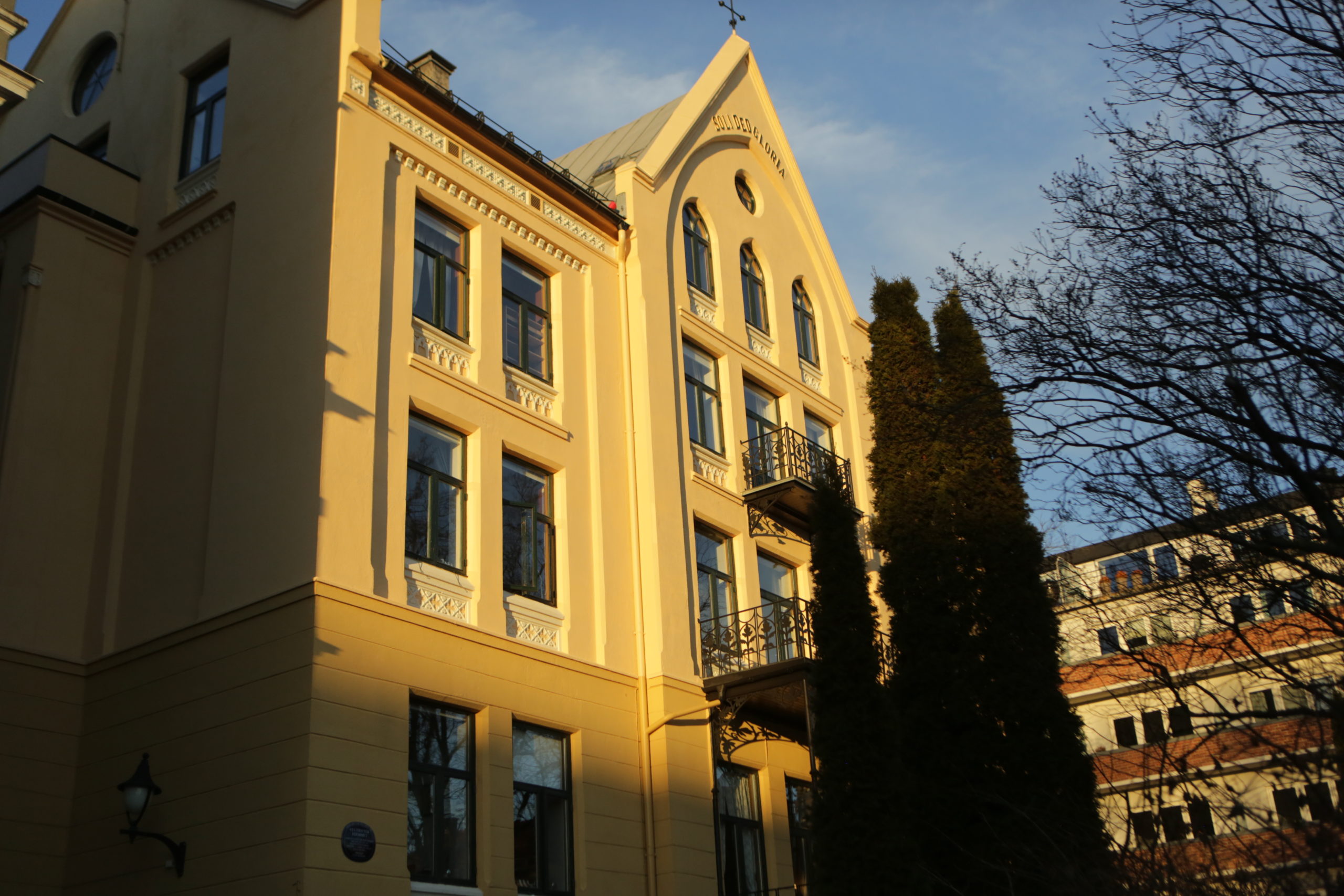 På bilde er Studenterhjemmet av 1875 som sett fra oppkjørselen. Forsiden er opplyst av ettermiddagssol.