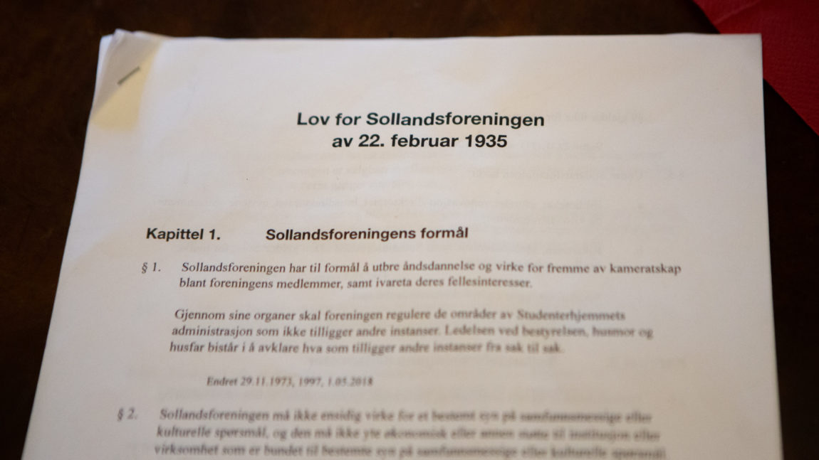 Bildet er av øverste halvdel av første siden av "Lov for Sollandsforeningen av 22. februar 1935". 