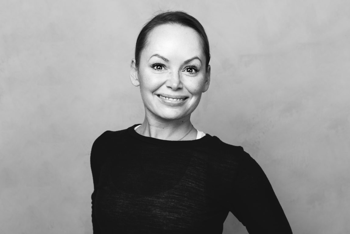 Et svart-hvitt bilde av ekspertkilden Guri Bårdstu Majak. Håret er satt opp og hun har en enkel, svart genser på seg. 