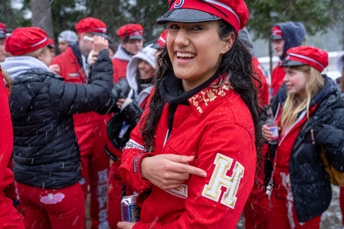 Det regner, snør og sludder, men Zaineb smiler bredt likevel. Hun peker ut den store “H”-en som er tydelig markert på overarmen på russedressen. Hun bærer H for Heimdal med stolthet. 