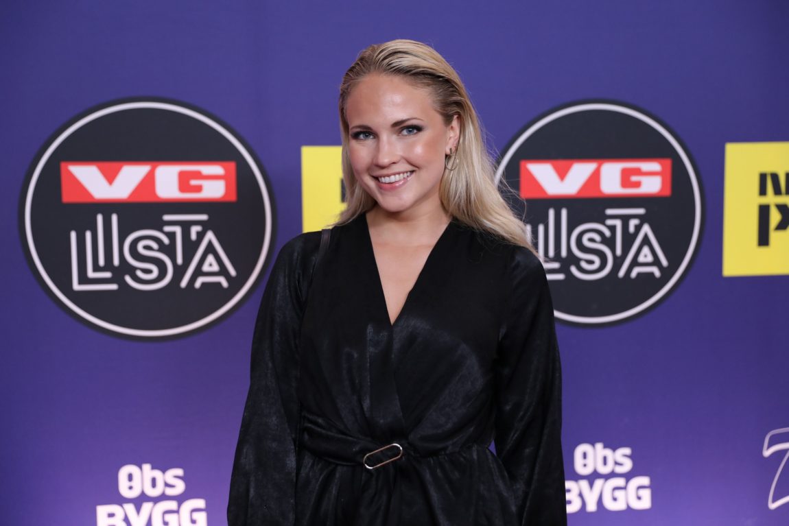 Emilie Nereng smiler med tilbaketrukket hår og ringer i ørene. 