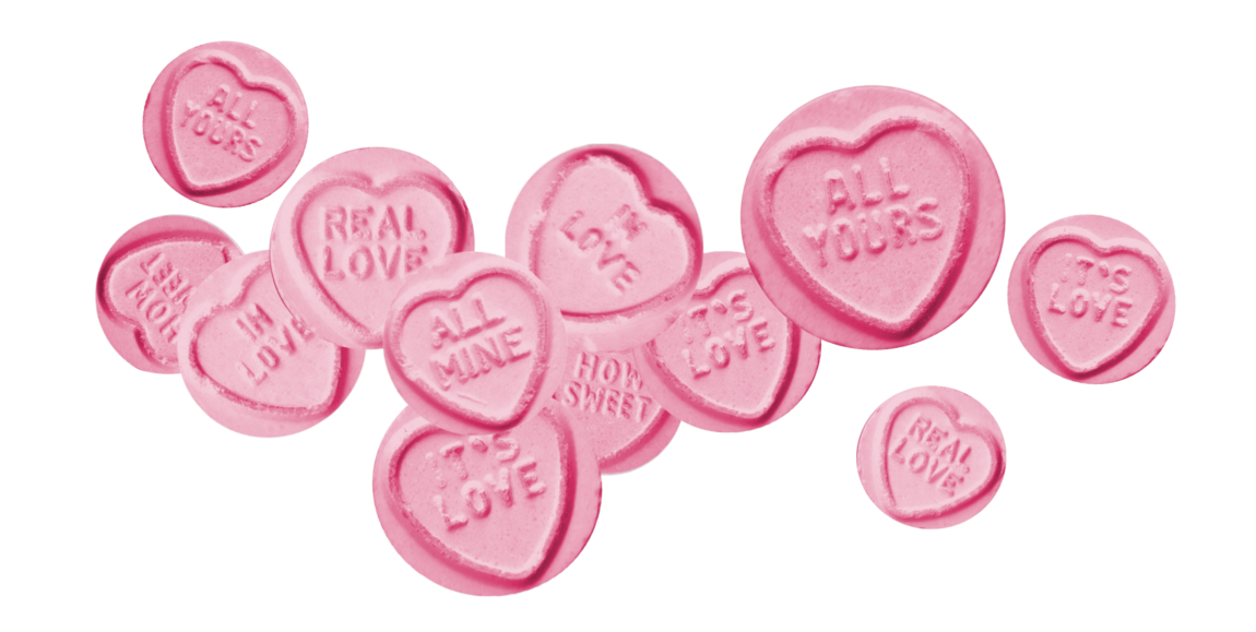 Rosa love hearts ligg hulter til bulter på ei rekka. På dei står forskjellige klissete kjærleikserklæringar som "all yours", "real love", "in love" osv.