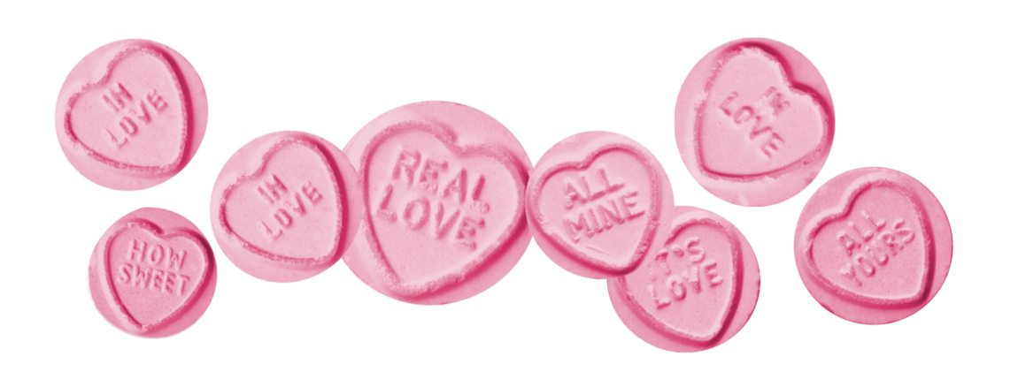 Rosa love hearts ligg hulter til bulter på ei rekka. På dei står forskjellige klissete kjærleikserklæringar som "all yours", "real love", "in love" osv.