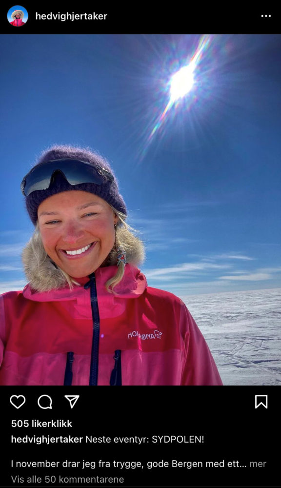 Skjermbildet av Instagram viser Hedvig i knallrosa jakke og mørkeblå lue. Hun er solbrun og smiler til kamera. Bak henne skinner sola, himmelen er blå og det er skispor i snøen. Posten har 505 likelikk og 50 kommentarer.