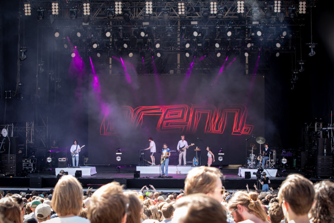 Oversiktsbilde av Brenn sin konsert på Øya. Publikum er samlet, og på scenen ser vi alle spille hvert sitt instrument.