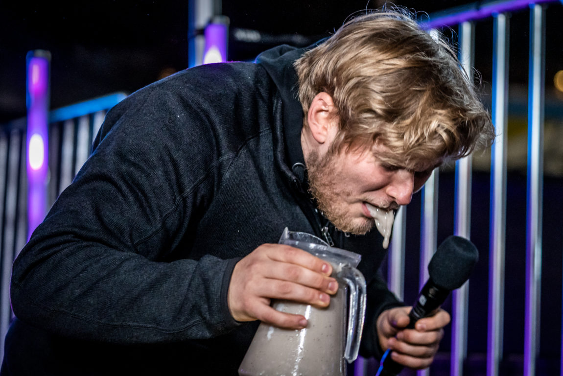 Karsten spyr opp den ekle miksturen.