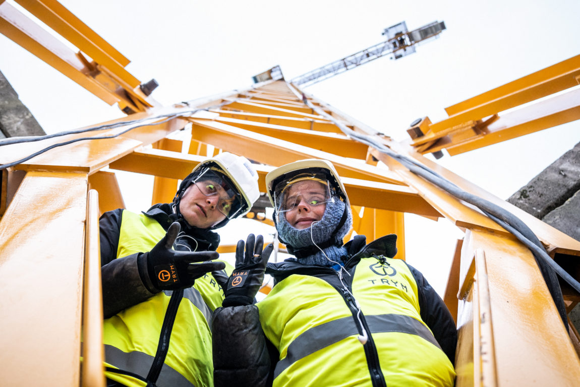 Karsten og Anna poserer i heisekrana. 