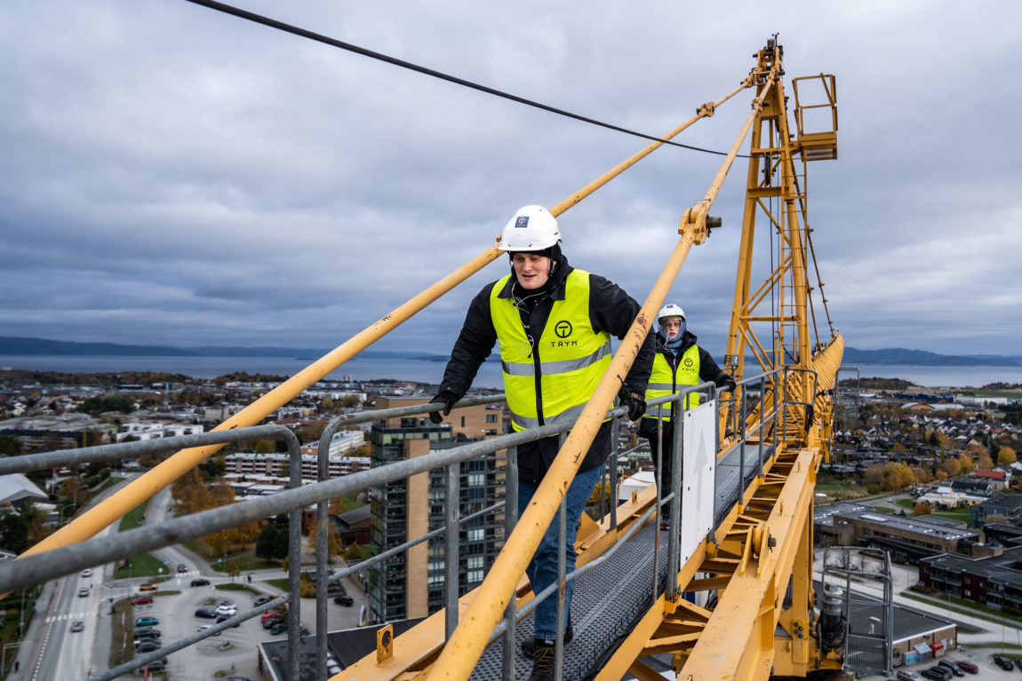 Karsten og Anna i toppen av heisekrana over Trondheim. 