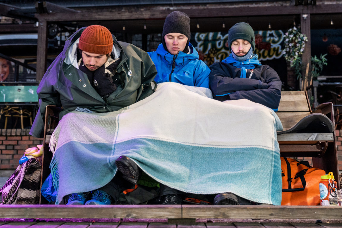 De tre guttene som så på P3-aksjonen i 100 timer, sover på en benk. 