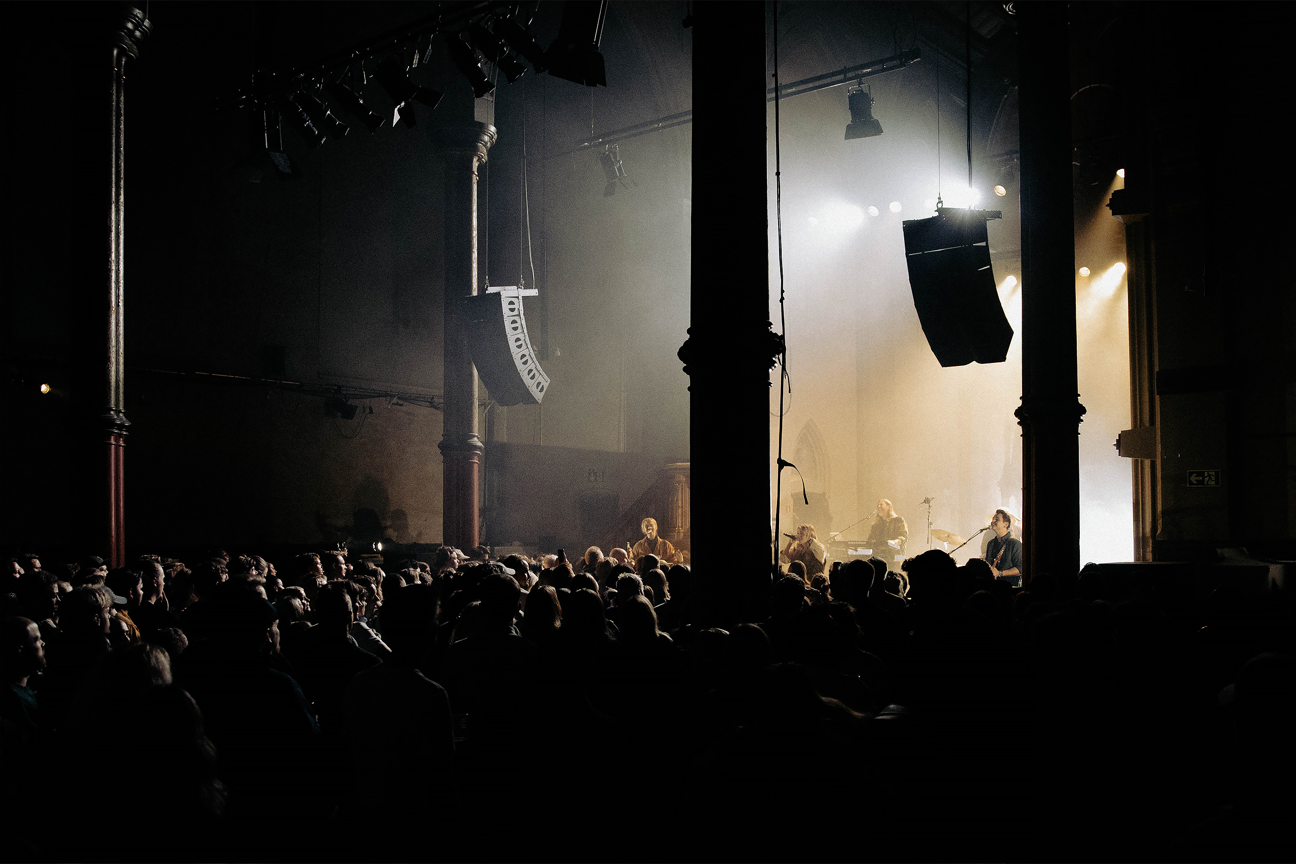 Et oversiktsbilde av publikum på Skaar konsert i jacobskirken. 