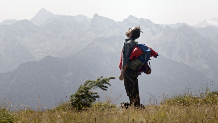Pietro (Luca Marinelli) suger inn inntrykkene i det store fjellandskapet i filmen «De åtte fjellene».
