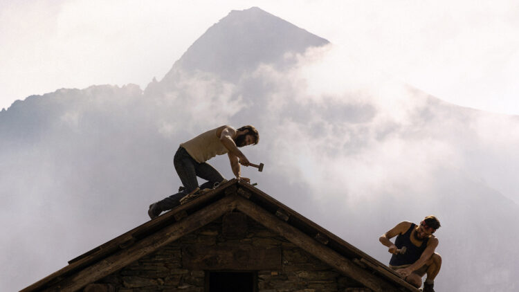 Bruno (Alessandro Borghi) og Pietro (Luca Marinelli) er på taket av hytta de bygger sammen i filmen «De åtte fjellene».