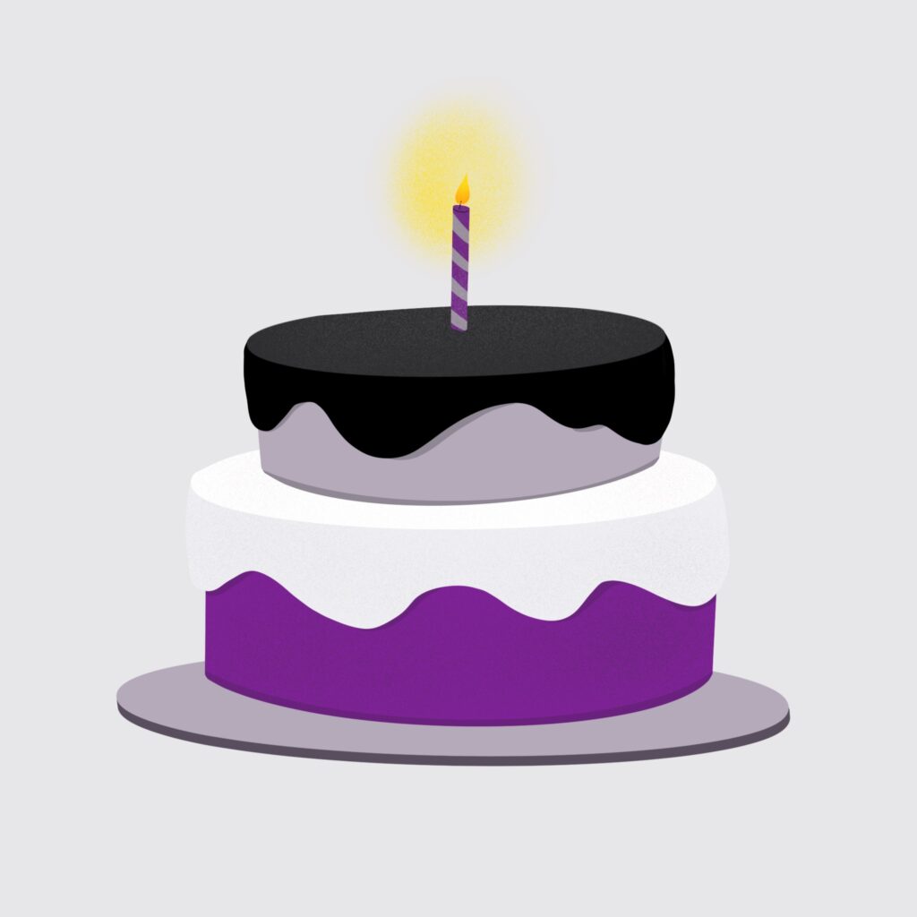 Ei kake står på eit fat. Kaka har to etasjar, den nedste er lilla med kvit glasur. Den øvste har lys lilla med svart glasur. På toppen står eit lilla og grått-stripete lys som er tent. 